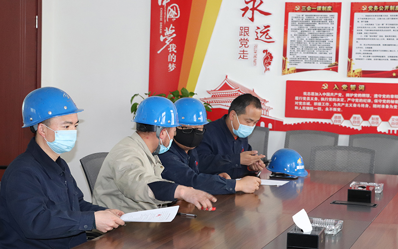4月17日，公司組織生產(chǎn)車間簽訂了第五批“傳幫帶”師徒對子目標考核責任書